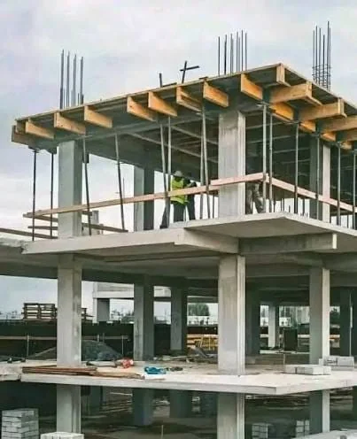 Structure béton armé — lecture des portées et niveaux.